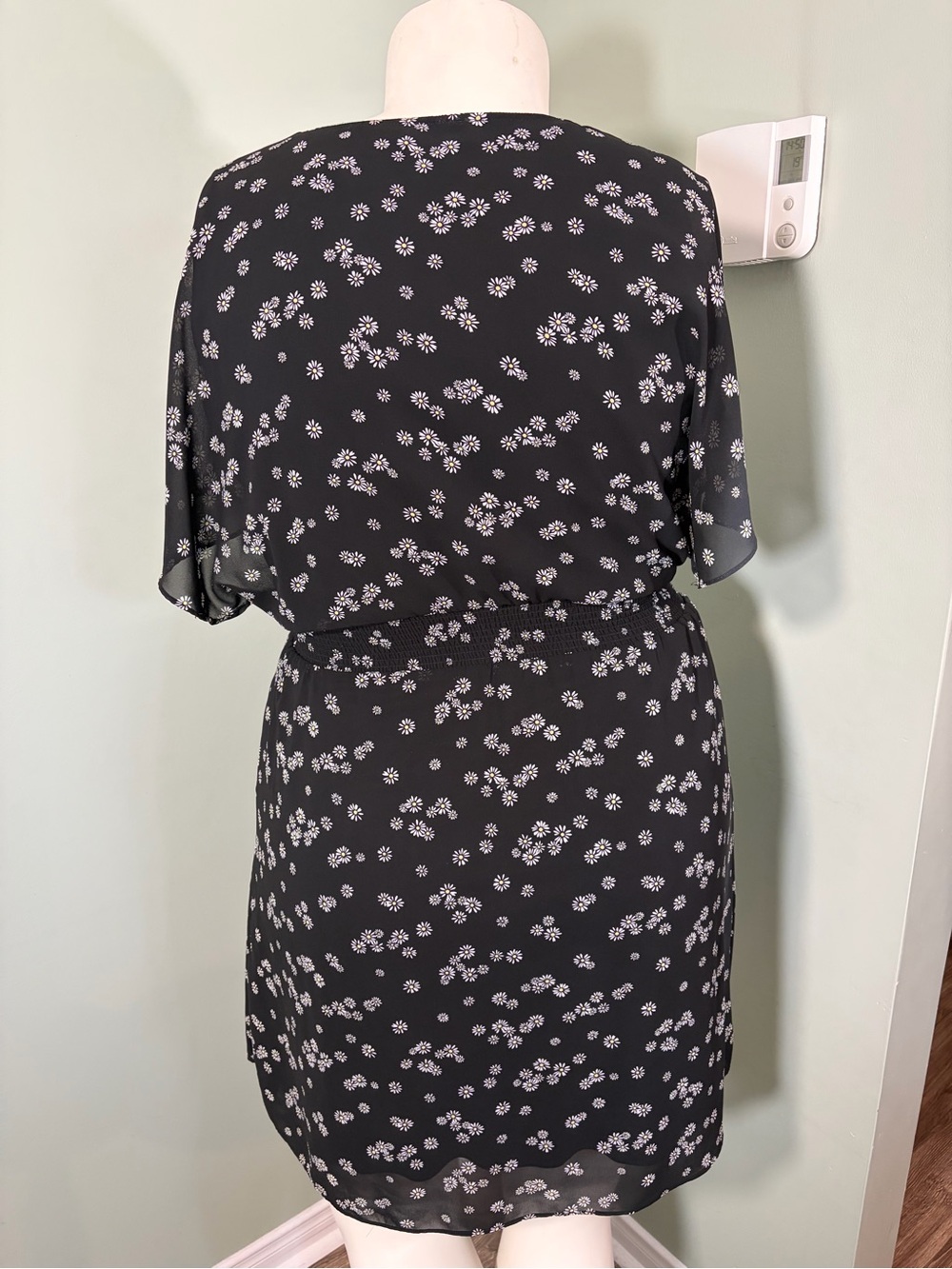107. Reitmans Black Floral V-Neck Button Front Dress - Picture 6 of 8